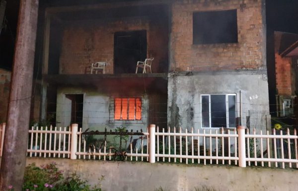 Sobrado pega fogo no balneario Brasilia em Itapoa 4 (Tribuna de Itapoa)