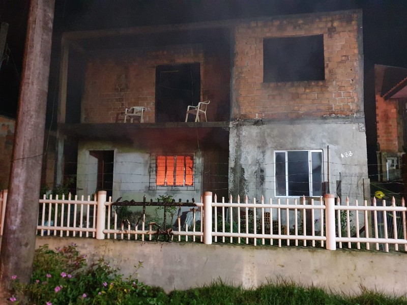 Sobrado pega fogo no balneario Brasilia em Itapoa 4 (Tribuna de Itapoa)