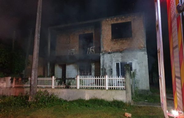 Sobrado pega fogo no balneario Brasilia em Itapoa 5 (Tribuna de Itapoa)