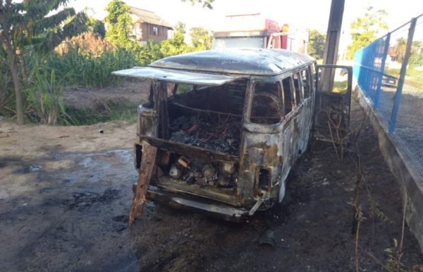 Kombi pega fogo no Pontal em Itapoa 1 (Tribuna de Itapoa)