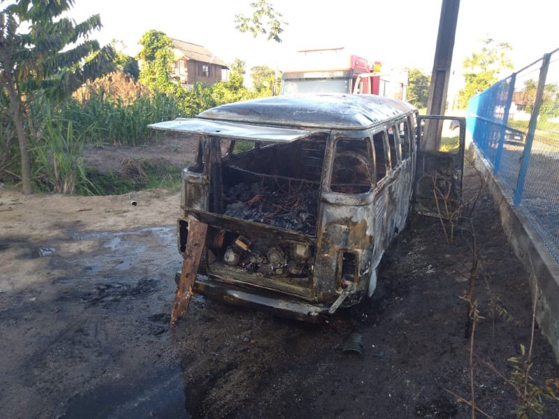 Kombi pega fogo no Pontal em Itapoa 1 (Tribuna de Itapoa)