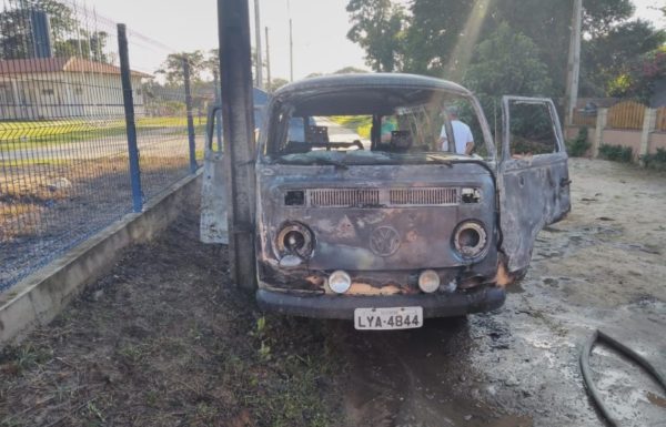 Kombi pega fogo no Pontal em Itapoa 2 (Tribuna de Itapoa)