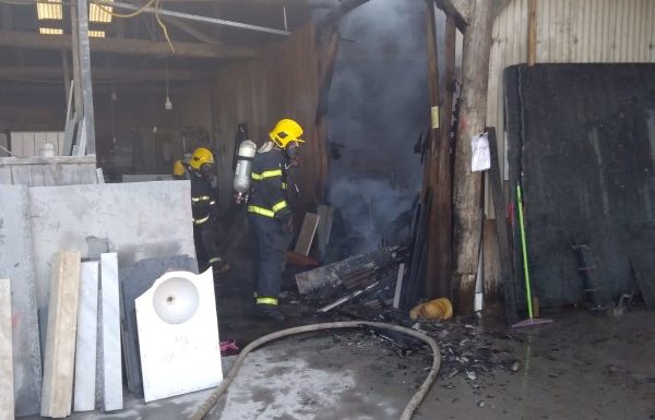 Bombeiros de Itapoa atendem ocorrencia de incendio em parte de galpao na Av Celso Ramos 1 (Tribuna de Itapoa)