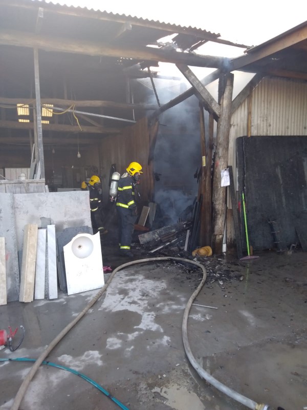 Bombeiros de Itapoa atendem ocorrencia de incendio em parte de galpao na Av Celso Ramos 1 (Tribuna de Itapoa)