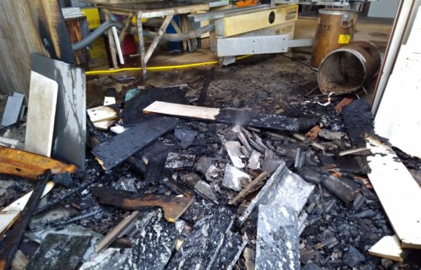 Bombeiros de Itapoa atendem ocorrencia de incendio em parte de galpao na Av Celso Ramos 2 (Tribuna de Itapoa)