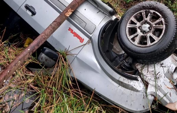 Bombeiros de Itapoa atendem ocorrencia de capotamento na Estrada Cornelsen CAPA TI