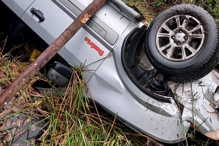 Bombeiros de Itapoa atendem ocorrencia de capotamento na Estrada Cornelsen CAPA TI