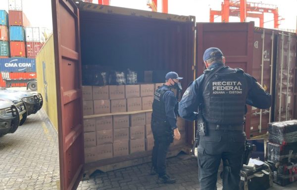 Equipe realizando fiscalização (Tribuna de Itapoa)