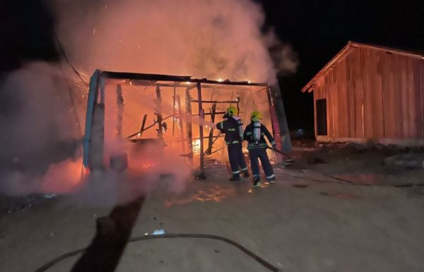 Residencia e completamente destruida pelas chamas em Garuva 1 (Tribuna de Itapoa)