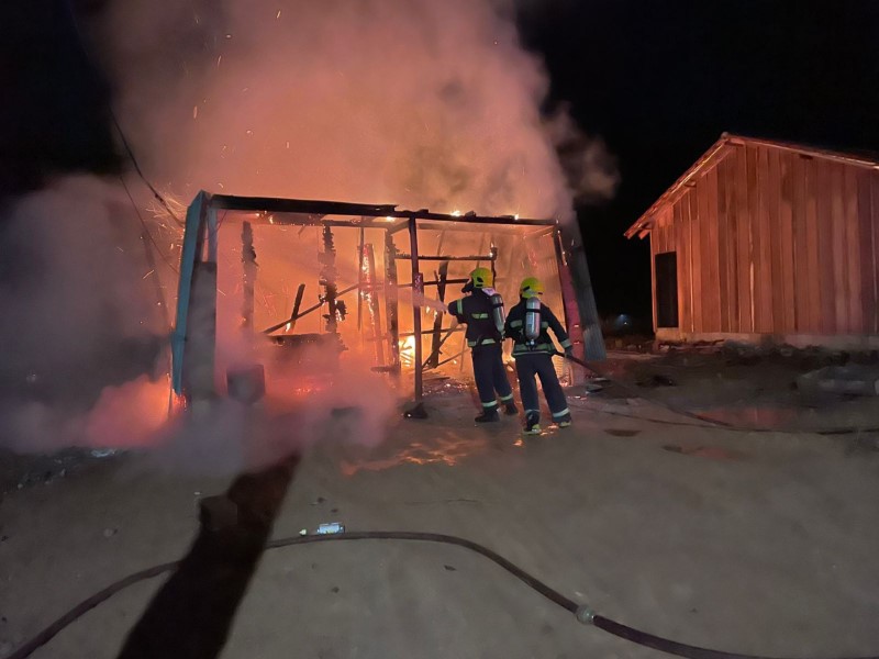 Residencia e completamente destruida pelas chamas em Garuva 1 (Tribuna de Itapoa)