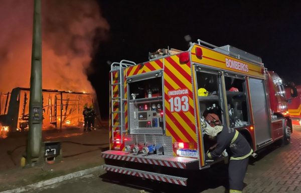 Residencia e completamente destruida pelas chamas em Garuva 2 (Tribuna de Itapoa)