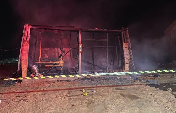 Residencia e completamente destruida pelas chamas em Garuva 3 (Tribuna de Itapoa)