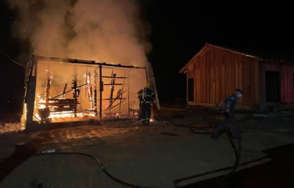 Residencia e completamente destruida pelas chamas em Garuva 4 (Tribuna de Itapoa)