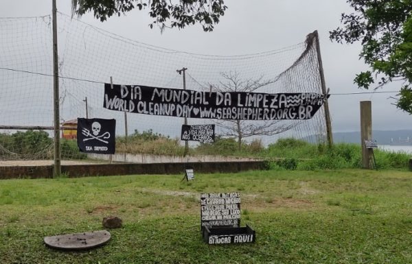 Voluntarios realizam mutirao de limpeza da orla em Itapoa no World Cleanup Day 01 (Tribuna de Itapoa)