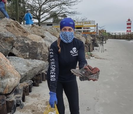 Voluntarios realizam mutirao de limpeza da orla em Itapoa no World Cleanup Day 06 (Tribuna de Itapoa)