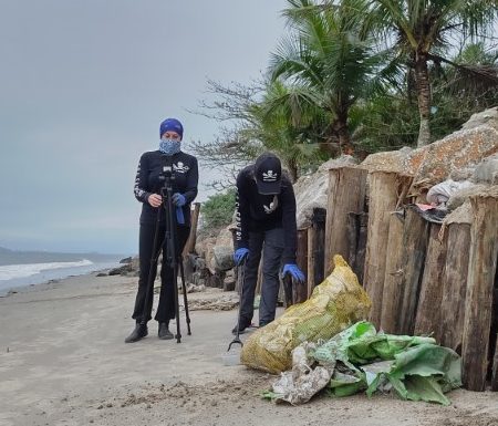 Voluntarios realizam mutirao de limpeza da orla em Itapoa no World Cleanup Day 07 (Tribuna de Itapoa)