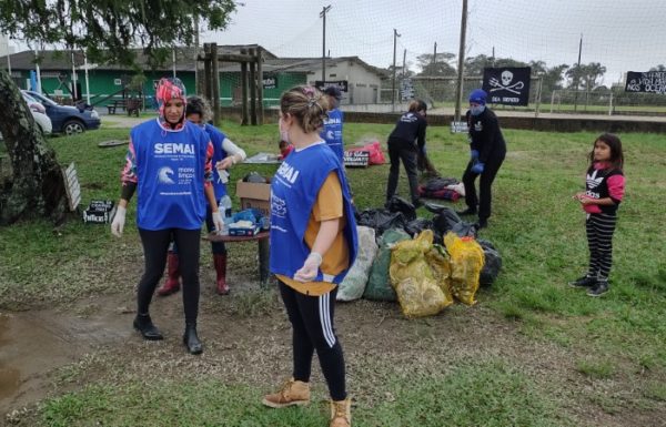 Voluntarios realizam mutirao de limpeza da orla em Itapoa no World Cleanup Day 14 (Tribuna de Itapoa)