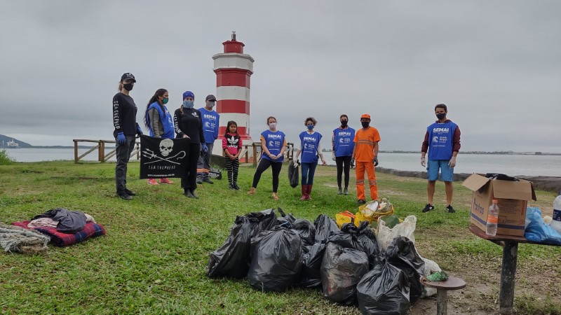 Voluntarios realizam mutirao de limpeza da orla em Itapoa no World Cleanup Day 15 (Tribuna de Itapoa)