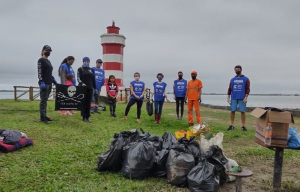 Voluntarios realizam mutirao de limpeza da orla em Itapoa no World Cleanup Day 16 (Tribuna de Itapoa)