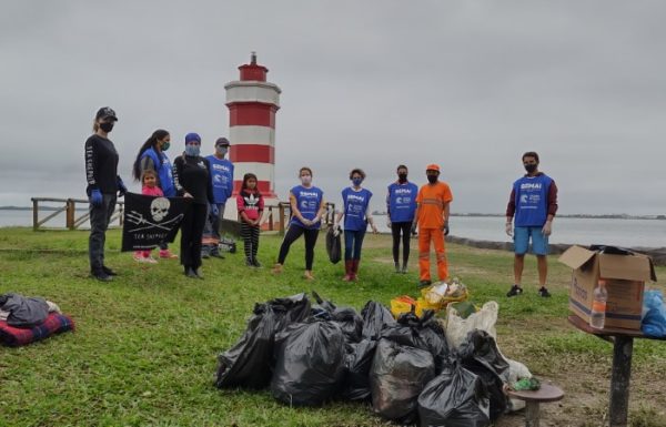 Voluntarios realizam mutirao de limpeza da orla em Itapoa no World Cleanup Day 17 (Tribuna de Itapoa)
