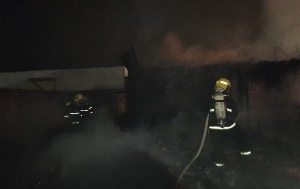 Casa de madeira destruida pelas chamas no bairro Sao Jose, em Itapoa 1 (Tribuna de Itapoa)