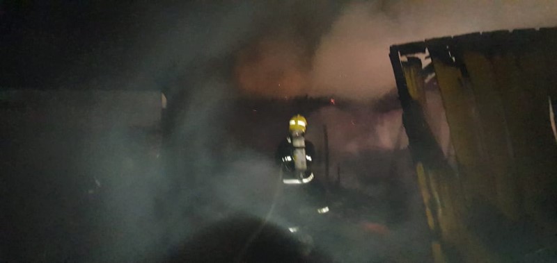 Casa de madeira destruida pelas chamas no bairro Sao Jose, em Itapoa 2 (Tribuna de Itapoa)