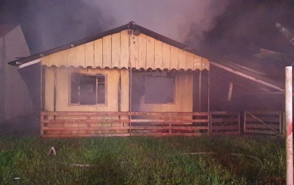 Casa de madeira destruida pelas chamas no bairro Sao Jose, em Itapoa 3 (Tribuna de Itapoa)
