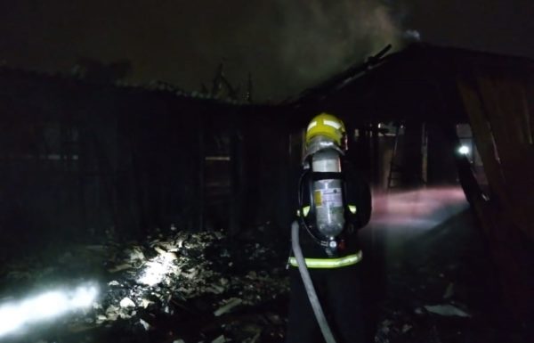 Casa de madeira destruida pelas chamas no bairro Sao Jose, em Itapoa 6 (Tribuna de Itapoa)