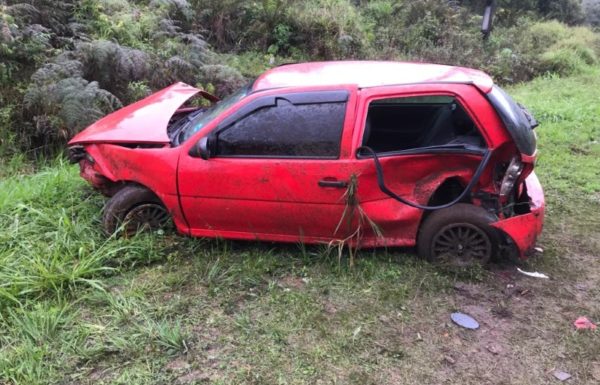Ocorrencia de capotamento de automovel atendida pelos bombeiros na Estrada Cornelsen 1 (Tribuna de Itapoa)