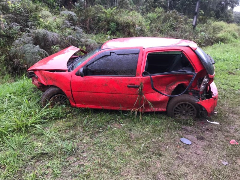 Ocorrencia de capotamento de automovel atendida pelos bombeiros na Estrada Cornelsen 1 (Tribuna de Itapoa)