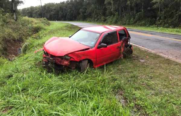 Ocorrencia de capotamento de automovel atendida pelos bombeiros na Estrada Cornelsen 2 (Tribuna de Itapoa)