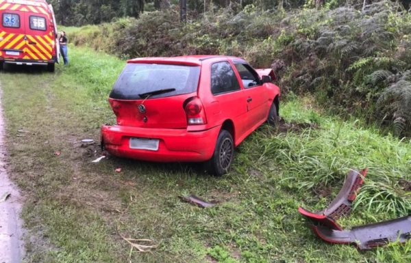 Ocorrencia de capotamento de automovel atendida pelos bombeiros na Estrada Cornelsen 3 (Tribuna de Itapoa)