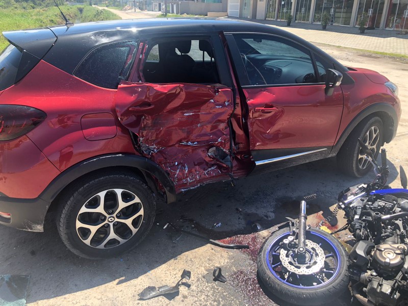 Colisao entre automovel e motocicleta deixa duas pessoas feridas no balneário Rainha 1 (Tribuna de Itapoa)