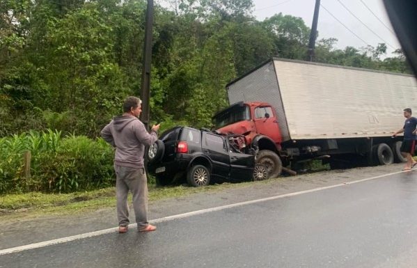 Grave acidente na Estrada Cornelsen deixa quatro mortos em Itapoa 5 (Tribuna de Itapoa)