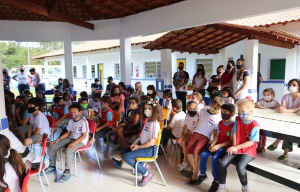 Itapoa inaugura duas novas escolas nessa quarta-feira dia 03 de novembro 76 (Tribuna de Itapoa)