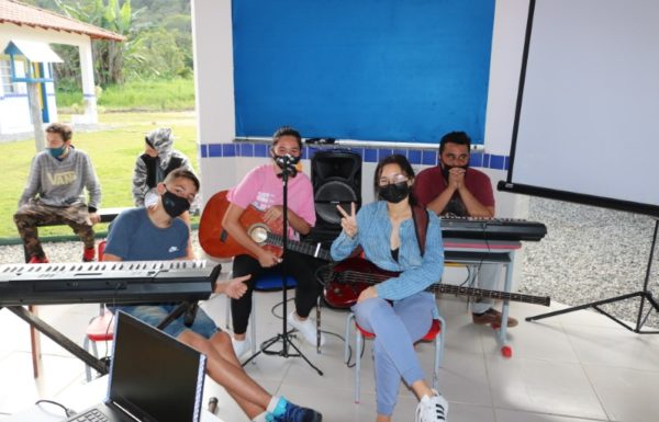 Itapoa inaugura duas novas escolas nessa quarta-feira dia 03 de novembro 77 (Tribuna de Itapoa)