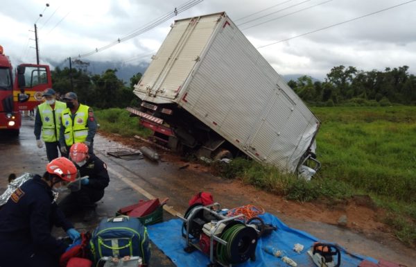 Acidente entre caminhões na SC-417 deixa um morto e dois gravemente feridos em Garuva 3 (Tribuna de Itapoa)