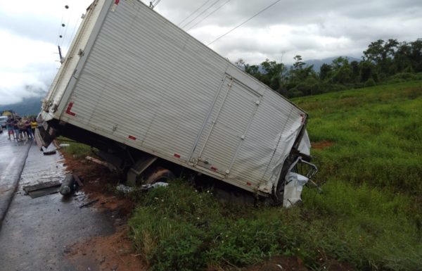 Acidente entre caminhões na SC-417 deixa um morto e dois gravemente feridos em Garuva 4 (Tribuna de Itapoa)