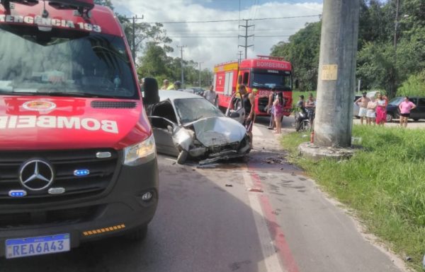 Colisao de automovel contra poste na avenida Zilda Arns deixa um homem ferido em Itapoa 1 (Tribuna de Itapoa)
