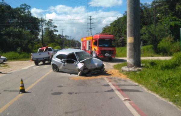 Colisao de automovel contra poste na avenida Zilda Arns deixa um homem ferido em Itapoa 2 (Tribuna de Itapoa)