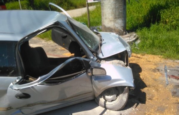 Colisao de automovel contra poste na avenida Zilda Arns deixa um homem ferido em Itapoa 3 (Tribuna de Itapoa)