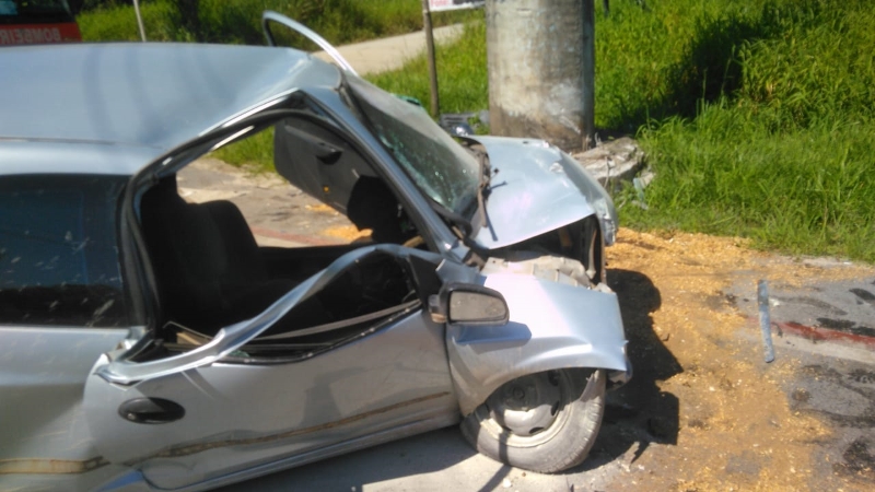 Colisao de automovel contra poste na avenida Zilda Arns deixa um homem ferido em Itapoa 3 (Tribuna de Itapoa)
