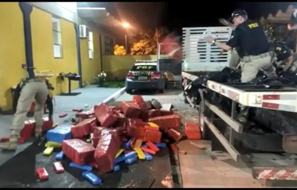 Caminhao de Itapoa e apreendido transportando mais de uma tonelada de Maconha (Tribuna de Itapoa)