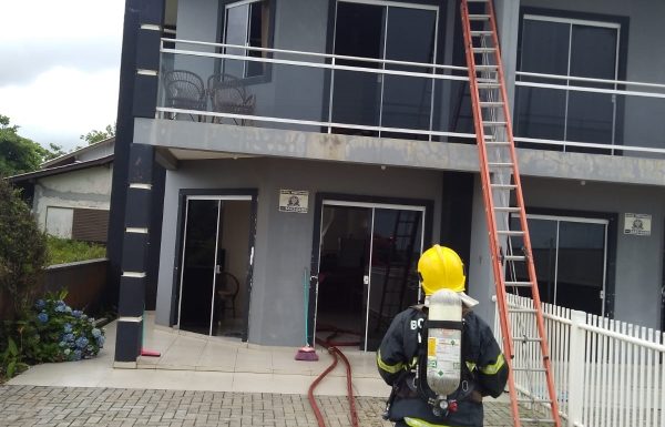 Casa de veraneio tem principio de incendio na Barra do Sai 1 (Tribuna de Itapoa)