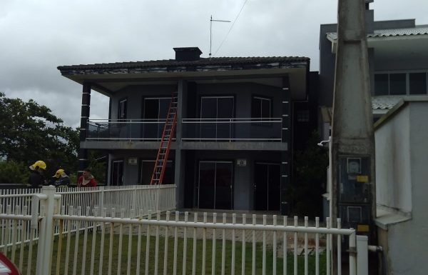 Casa de veraneio tem principio de incendio na Barra do Sai 2 (Tribuna de Itapoa)