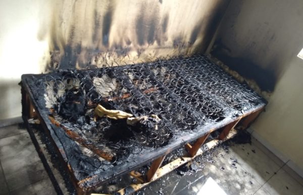 Casa de veraneio tem principio de incendio na Barra do Sai 3 (Tribuna de Itapoa)