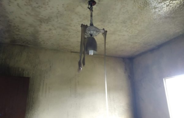 Casa de veraneio tem principio de incendio na Barra do Sai 4 (Tribuna de Itapoa)