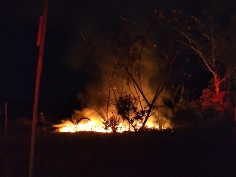Incendio possivelmente criminoso queima uma casa inteira na Barra do Sai em Itapoa 1 (Tribuna de Itapoa)