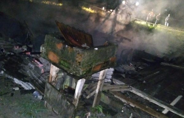 Incendio possivelmente criminoso queima uma casa inteira na Barra do Sai em Itapoa 2 (Tribuna de Itapoa)