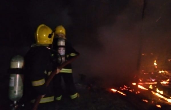 Incendio possivelmente criminoso queima uma casa inteira na Barra do Sai em Itapoa 4 (Tribuna de Itapoa)